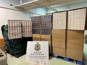 Hong Kong Customs shut down two suspected illicit cigarette storage centres in Kwun Tong today (September 9). A total of about 2.37 million suspected illicit cigarettes were seized. The total estimated market value was about $10.67 million, while the duty potential was about $7.84 million. A Mainland male involved in the case was arrested. Photo shows illicit cigarettes seized from one of the industrial units.