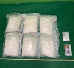 Hong Kong Customs yesterday (September 8) and today (September 9) detected three drug trafficking cases involving passengers at Hong Kong International Airport and seized about 30 kilograms of suspected ketamine, about 14.3kg of suspected cannabis buds, two suspected alternative smoking products and one duty-not-paid cigarette, with a total estimated market value over $15 million. Five persons were arrested. Photo shows the suspected ketamine and the suspected alternative smoking products seized in the second case.