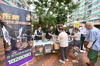 Hong Kong Customs yesterday (September 15) conducted joint anti-illicit cigarette publicity campaigns with members of the Wong Tai Sin District Council, the Tobacco and Alcohol Control Office of the Department of Health, the Housing Department and the Hong Kong Police Force at Chuk Yuen South Estate and Tsz Ching Estate in Wong Tai Sin. Customs also publicised the Duty Stamp System. Photo shows Customs officers delivering anti-illicit cigarette messages to residents.