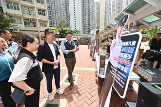 Hong Kong Customs yesterday (September 15) conducted joint anti-illicit cigarette publicity campaigns with members of the Wong Tai Sin District Council, the Tobacco and Alcohol Control Office of the Department of Health, the Housing Department and the Hong Kong Police Force at Chuk Yuen South Estate and Tsz Ching Estate in Wong Tai Sin. Customs also publicised the Duty Stamp System. Photo shows a Customs officer introducing Customs' enforcement actions against illicit cigarettes and the Duty Stamp System to a member of the District Council.