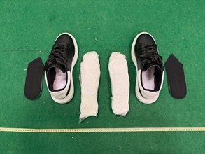 Hong Kong Customs yesterday (September 15) and today (September 16) detected two drug trafficking cases involving two incoming air passengers at Hong Kong International Airport and seized about 3.5 kilograms of suspected cannabis buds and 1kg of suspected cocaine with a total estimated market value of about $1.45 million. Photo shows the suspected cocaine concealed inside the shoes in the second case.