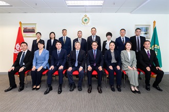 The Commissioner of Customs and Excise, Mr Chan Tsz-tat, yesterday (September 17) met with the Director General in Guangzhou Customs District, Mr Li Quan, in the Customs Headquarters Building. Photo shows Mr Chan (front row, fourth right); Mr Li (front row, fourth left); and other Hong Kong Customs officers and members of the Guangzhou Customs delegation.