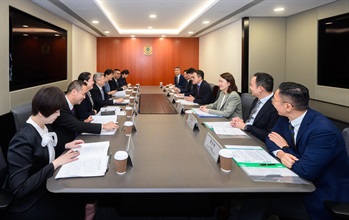 The Commissioner of Customs and Excise, Mr Chan Tsz-tat (fourth right), yesterday (September 17) met with the Director General in Guangzhou Customs District, Mr Li Quan (fourth left), in the Customs Headquarters Building.