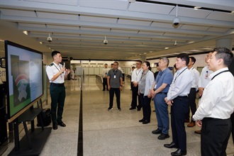 The Commissioner of Customs and Excise, Mr Chan Tsz-tat, yesterday (September 17) met with the Director General in Guangzhou Customs District, Mr Li Quan, in the Customs Headquarters Building. Photo shows the Deputy Commissioner (Control and Enforcement), Mr Mark Woo (front row, second right), accompanying Mr Li (front row, third right) to visit the Passenger Terminal Building at Hong Kong International Airport.