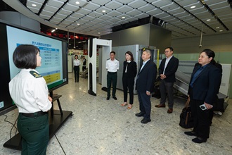 The Commissioner of Customs and Excise, Mr Chan Tsz-tat, yesterday (September 17) met with the Director General in Guangzhou Customs District, Mr Li Quan, in the Customs Headquarters Building. Photo shows the Assistant Commissioner (Boundary and Ports), Ms Chiang Yi-lee (fourth right), accompanying Mr Li (third right) to visit the West Kowloon Station of the Guangzhou-Shenzhen-Hong Kong Express Rail Link.