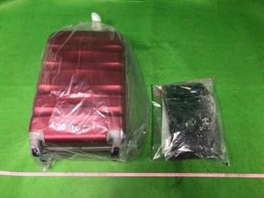Hong Kong Customs yesterday (January 2) detected two cases of drug trafficking by passengers from the same flight at Hong Kong International Airport. About 4 kilograms of suspected cocaine with an estimated market value of about $4 million were seized in total. Photo shows some of the suspected cocaine seized and the suitcase used to conceal dangerous drugs.
