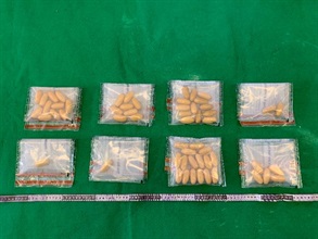 香港海關昨日（一月二日）於香港國際機場破獲兩宗經同一航班的旅客販運毒品案件，共檢獲約四公斤懷疑可卡因，估計市值約四百萬元。圖示部分檢獲的懷疑可卡因。