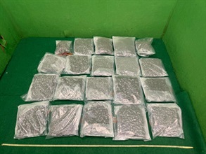 Hong Kong Customs detected two trafficking drugs cases involving baggage concealment at Hong Kong International Airport today (September 19), and seized a total of about 7 kilograms of suspected cannabis buds with a total estimated market value of about $ 1.4 million. Three men were arrested. Photo shows the suspected cannabis buds seized in the second case.