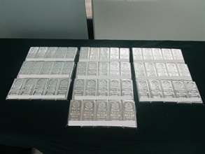 Hong Kong Customs yesterday (September 18) detected a suspected smuggling case involving an outgoing private vehicle at the Hong Kong-Zhuhai-Macao Bridge Hong Kong Port and seized about 50 kilograms of suspected smuggled silver ingots with an estimated market value of about $1 million. Photo shows the suspected smuggled silver ingots seized.
