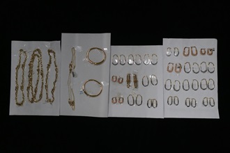 Hong Kong Customs today (September 20) conducted an enforcement operation at the JGW September (Jewellery & Gem World Hong Kong September) being held at the Hong Kong Convention and Exhibition Centre, seizing about 27 items of suspected infringing jewellery with a total estimated market value of about $160,000.