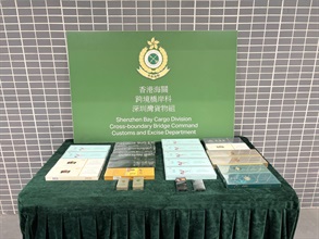 兩名入境旅客因進口未完稅香煙及未有向海關人員作出申報，違反《應課稅品條例》，今日（九月二十一日）在屯門裁判法院各被判處監禁一個月和罰款一千元。圖示檢獲的未完稅香煙。