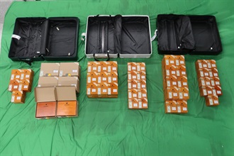 兩名入境女旅客因進口未完稅雪茄及未有向海關人員作出申報，違反《應課稅品條例》，今日（九月二十一日）在西九龍裁判法院被判處監禁六個月和罰款二千元。圖示於該名三十一歲女旅客的個人行李內檢獲的未完稅雪茄。
