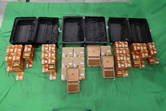 兩名入境女旅客因進口未完稅雪茄及未有向海關人員作出申報，違反《應課稅品條例》，今日（九月二十一日）在西九龍裁判法院被判處監禁六個月和罰款二千元。圖示於該名二十八歲女旅客的個人行李內檢獲的未完稅雪茄。