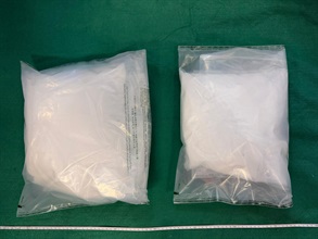 香港海關九月二十二日偵破一宗販毒案件，檢獲約五點七公斤懷疑氯胺酮，並於昨日（九月二十三日）的監控遞送行動中檢獲二萬七千六百支懷疑私煙，估計市值約二百二十萬元，並拘捕三人。圖示檢獲的懷疑氯胺酮。