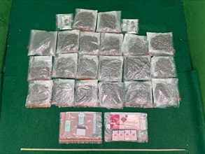 香港海關今日（九月二十四日）在香港國際機場偵破一宗旅客販運毒品的案件，共檢獲約五公斤懷疑大麻花及一百一十五枝未完稅香煙，估計市值共約一百萬元，並拘捕一名男子。圖示檢獲的懷疑大麻花及未完稅香煙。