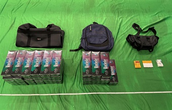 一名入境女旅客因進口未完稅香煙以及未有向海關人員作出申報，違反《應課稅品條例》，今日（九月二十四日）在西九龍裁判法院被判處監禁兩個月，以及罰款二千元。圖示檢獲的未完稅香煙。