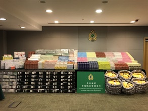 一名本地女子，因非法出口和管有受管制的藥劑製品及「處理已知道或相信為代表從可公訴罪行的得益的財產」（俗稱洗黑錢），違反《進出口條例》、《商品說明條例》、《藥劑業及毒藥條例》及《有組織及嚴重罪行條例》，昨日（九月二十三日）於區域法院被判處監禁共六十三個月。圖示檢獲的受管制的藥劑製品。