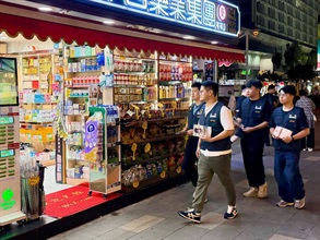 內地國慶黃金周將至，香港海關由昨日（九月二十九日）起加強巡查全港各區購物熱點，提醒商戶必須要遵守《商品說明條例》規定，以保障本地消費者和訪港旅客的消費權益。圖示海關人員於尖沙咀的藥店加強巡查。