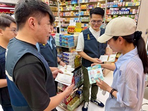 內地國慶黃金周將至，香港海關由昨日（九月二十九日）起加強巡查全港各區購物熱點，提醒商戶必須要遵守《商品說明條例》規定，以保障本地消費者和訪港旅客的消費權益。圖示海關人員於尖沙咀的藥店加強巡查。