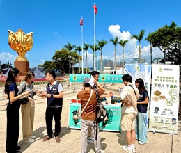 內地國慶黃金周將至，香港海關由昨日（九月二十九日）起加強巡查全港各區購物熱點，提醒商戶必須要遵守《商品說明條例》規定，以保障本地消費者和訪港旅客的消費權益。圖示海關人員在金紫荊廣場進行宣傳教育工作，如派發宣傳單張。