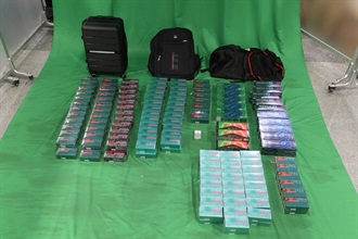 一名入境男旅客因進口未完稅香煙、未有向海關人員作出申報，以及進口另類吸煙產品，違反《應課稅品條例》及《進出口條例》，今日（十月二日）在西九龍裁判法院被判處監禁六個月，以及罰款一千五百元。圖示檢獲的未完稅香煙和另類吸煙產品。