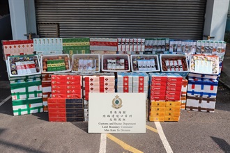 香港海關於九月三十日在文錦渡管制站檢獲約三十六萬支懷疑私煙，估計市值約一百八十八萬元，應課稅值約一百一十八萬元。圖示檢獲的懷疑私煙。