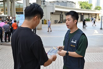 Hong Kong Customs yesterday (October 7) conducted joint anti-illicit cigarette publicity campaigns with members of the North District Council, the Tobacco and Alcohol Control Office of the Department of Health, the Housing Department and the Hong Kong Police Force at Choi Yuen Estate and Ching Ho Estate in Sheung Shui. Customs also publicised the Duty Stamp System. Photo shows a Customs officer delivering anti-illicit cigarette messages to a resident.