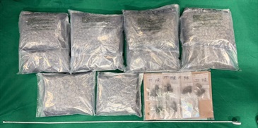 Hong Kong Customs detected a drug trafficking case involving passengers at Hong Kong International Airport yesterday (October 10), and seized about 5 kilograms of suspected cannabis buds, with an estimated market value of about $1 million. Two persons were arrested. Photo shows the suspected cannabis buds seized.