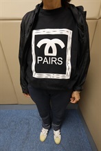 An incoming female passenger was sentenced to four weeks' imprisonment with a fine of $1,000 by the Fanling Magistrates' Courts today (October 12) for possessing duty-not-paid cigarettes and failing to declare them to Customs officers, in contravention of the Dutiable Commodities Ordinance. Photo shows the female passenger covered the duty-not-paid cigarettes by a T-shirt.