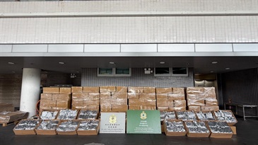 Hong Kong Customs detected a duty-not-paid manufactured tobacco smuggling case at the Shenzhen Bay Control Point yesterday (October 12). A total of about 8 000 kilograms of duty-not-paid manufactured tobacco, with an estimated market value of about $53.4 million and a duty potential of about $32 million, was seized from an inbound medium goods vehicle. A male local driver involved in the case was arrested. Photo shows the duty-not-paid manufactured tobacco seized.