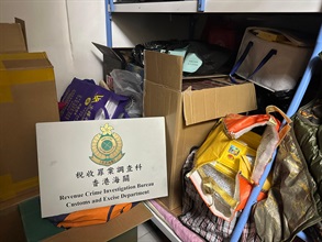 Hong Kong Customs raided a suspected illicit cigarette storage site in Kwun Tong yesterday (October 12). A total of about 430 000 suspected illicit cigarettes were seized. The estimated market value was about $1.94 million, while the duty potential was about $1.42 million. A local woman involved in the case was arrested. Photo shows the illicit cigarettes seized from the tenement flat involved in the case.