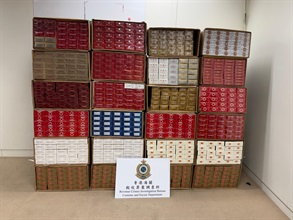 Hong Kong Customs raided a suspected illicit cigarette storage site in Kwun Tong yesterday (October 12). A total of about 430 000 suspected illicit cigarettes were seized. The estimated market value was about $1.94 million, while the duty potential was about $1.42 million. A local woman involved in the case was arrested. Photo shows the illicit cigarettes seized in the case.
