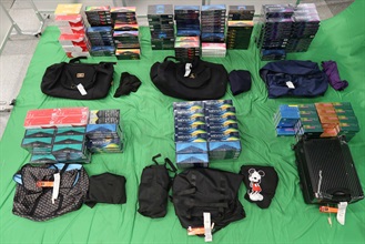 An incoming male passenger was sentenced to seven months' imprisonment by the West Kowloon Magistrates' Courts today (October 13) for importing duty-not-paid cigarettes and importing alternative smoking products, in contravention of the Dutiable Commodities Ordinance and the Import and Export Ordinance. Photo shows the duty-not-paid cigarettes and alternative smoking products seized.