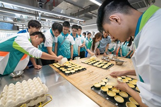Hong Kong Customs organised the Customs YES Youth International Engagement Tour to Macao on October 11 and 12. Photo shows Customs YES members participating in a Portuguese egg tart baking workshop alongside members of "Jovens Protectores do Original".