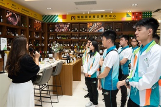 Hong Kong Customs organised the Customs YES Youth International Engagement Tour to Macao on October 11 and 12. Photo shows Customs YES members visiting the Pavilion of China-Portuguese-speaking Countries Commercial and Trade Service Platform to learn about the development of economic and trade co-operation between the country and Portuguese-speaking countries.
