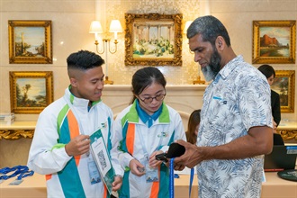 Hong Kong Customs organised the Customs YES Youth International Engagement Tour to Macao on October 11 and 12. Photo shows Customs YES members participating in the 36th World Customs Organization Asia/Pacific Regional Contact Points Meeting and interacting with a foreign guest.