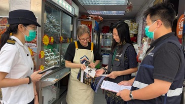 Hong Kong Customs and the Food and Environmental Hygiene Department (FEHD) have been carrying out joint enforcement operations since October 12 to inspect hairy crab retail outlets in various districts, with the aim of protecting consumer rights and upholding food safety by ensuring hairy crabs on sale in the market comply with the relevant stipulations and requirements under the laws. Photo shows a Customs officer and FEHD officers inspecting a retail shop selling hairy crabs and distributing relevant promotional leaflets.