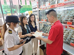 Hong Kong Customs and the Food and Environmental Hygiene Department (FEHD) have been carrying out joint enforcement operations since October 12 to inspect hairy crab retail outlets in various districts, with the aim of protecting consumer rights and upholding food safety by ensuring hairy crabs on sale in the market comply with the relevant stipulations and requirements under the laws. Photo shows a Customs officer and FEHD officers inspecting a retail shop selling hairy crabs and distributing relevant promotional leaflets.