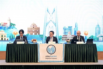 由香港海關主辦、澳門海關協辦的第36屆世界海關組織亞太區地區聯繫會議今日（十月十五日）圓滿結束。圖示海關關長陳子達（中）主持會議。