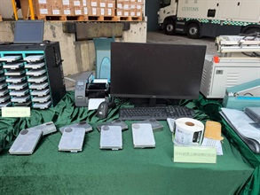 香港海關昨日（十月十五日）在屯門採取特別行動，打擊懷疑冒牌硬碟加工工場及儲存倉庫，檢獲約六千八百件懷疑冒牌硬碟，估計市值共約五千萬元，並拘捕六人。圖示檢獲的印有硬碟品牌商標的貼紙。