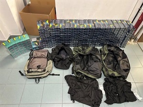 三名入境旅客因進口未完稅香煙、未有向海關人員作出申報，以及進口另類吸煙產品，違反《應課稅品條例》及《進出口條例》，今日（十月十六日）在西九龍裁判法院被判處監禁六至九個月。圖示檢獲的未完稅香煙及另類吸煙產品。