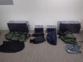 三名入境旅客因進口未完稅香煙、未有向海關人員作出申報，以及進口另類吸煙產品，違反《應課稅品條例》及《進出口條例》，今日（十月十六日）在西九龍裁判法院被判處監禁六至九個月。圖示檢獲的未完稅香煙。