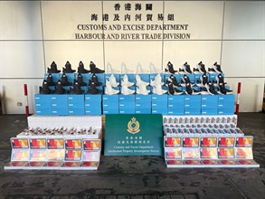 香港海關九月十八及二十一日在屯門內河船碼頭檢獲約二萬件懷疑冒牌貨物，估計市值共約一千萬元。圖示部分檢獲的懷疑冒牌貨物。