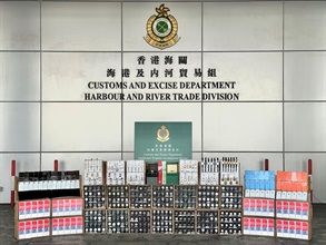 香港海關九月十八及二十一日在屯門內河船碼頭檢獲約二萬件懷疑冒牌貨物，估計市值共約一千萬元。圖示部分檢獲的懷疑冒牌貨物。