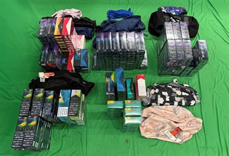 一名入境女旅客因進口未完稅香煙及進口另類吸煙產品，違反《應課稅品條例》及《進出口條例》，今日（十月二十日）在西九龍裁判法院被判處監禁七個月。圖示檢獲的未完稅香煙及另類吸煙產品。
