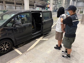 香港海关今日（十月二十三日）在香港国际机场侦破一宗涉及航空入境旅客的贩毒案件，检获约五点四公斤怀疑大麻花，估计市值约一百一十万元。图示首名被捕男子。