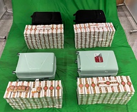 两名入境旅客因进口未完税香烟及未有向海关人员作出申报，违反《应课税品条例》（第109章）；其中一人更因进口另类吸烟产品而违反《进出口条例》（第60章）。该二人今日（十月二十三日）在西九龙裁判法院被判处监禁四星期至六个月，及罚款二千至四千元。图示在第二宗案件中检获的未完税香烟。