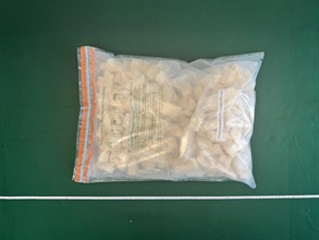 Hong Kong Customs yesterday (October 27) detected a drug trafficking case involving an incoming passenger at Hong Kong International Airport, and seized about 5.5 kilograms of suspected crack cocaine, with an estimated market value of about $6 million. Photo shows the suspected crack cocaine seized.