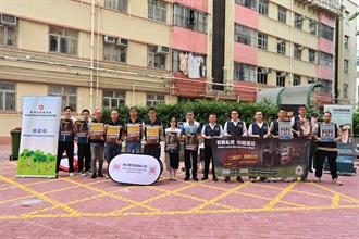 Hong Kong Customs today (October 28) conducted joint anti-illicit cigarette publicity campaigns with the Tobacco and Alcohol Control Office of the Department of Health and the Housing Department at Model Housing Estate in Quarry Bay. Customs also publicised the Duty Stamp System.