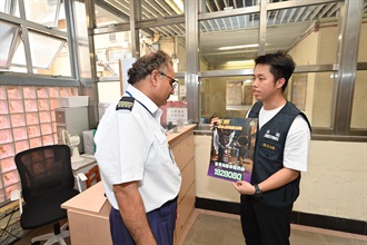Hong Kong Customs today (October 28) conducted joint anti-illicit cigarette publicity campaigns with the Tobacco and Alcohol Control Office of the Department of Health and the Housing Department at Model Housing Estate in Quarry Bay. Customs also publicised the Duty Stamp System. Photo shows a Customs officer explaining to an estate security staff member how to deal with suspected illicit cigarette activities.